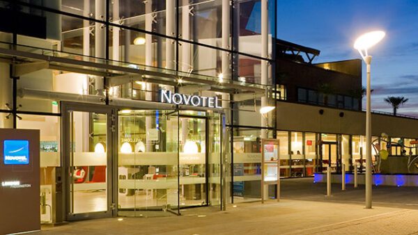 Shop the Exclusive Dining Experience for Two: Three-Course Meal with Wine at Novotel London Paddington - Image 4