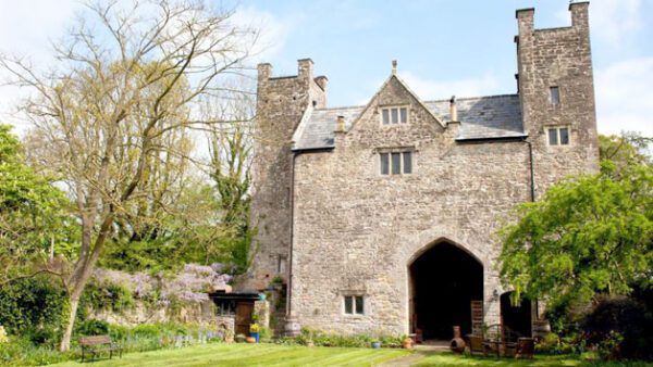 Shop the Enchanting Overnight Castle Stay for Two at the Welsh Gatehouse - Image 5