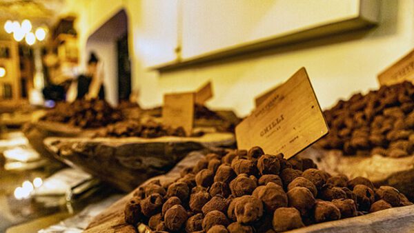 Shop the Exclusive London Culinary Experience: Private Food Tour with Alcoholic Beverages for Four - Image 4
