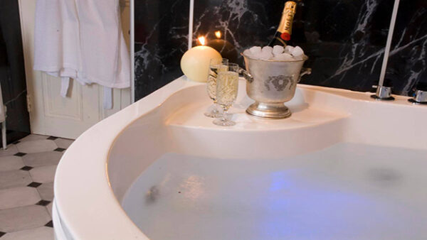 Shop the Exclusive Overnight Stay for Two with Private Hot Tub at Ashmount Country House - Image 4