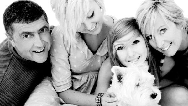 Shop the Exclusive Family Photoshoot Experience for Up to 10 Members at Ray Lowe Studios - Image 2
