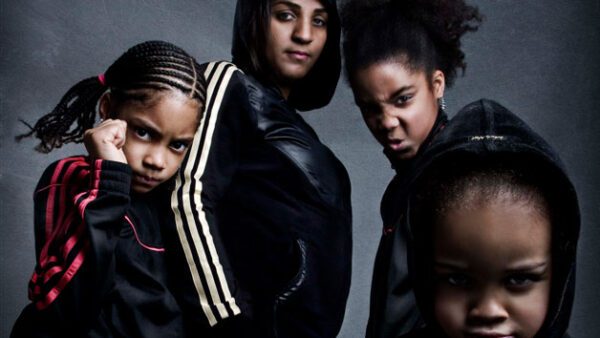 Shop the Exclusive Family Photoshoot Experience for Up to 10 Members at Ray Lowe Studios - Image 3